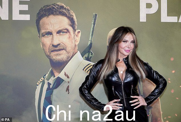 华丽:Lizzie 展示了她令人难以置信的身材,穿着一件活泼的黑色皮革连身衣,搭配配套的踝靴
