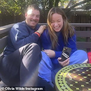 亲爱的,别担心:这位电影制作人在 Instagram 上发帖称,在与 47 岁的前未婚夫杰森·苏戴奇斯 (Jason Sudeikis) 正在进行的监护权争夺战中,她又回到了一个未公开的项目中工作