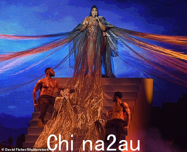 过去:美国巨星 Lizzo 将在 2020 年 BRIT 舞台上引起争议(如图)后第二次参加年度盛会