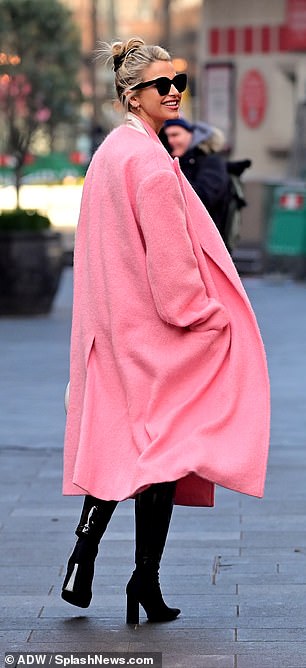 不确定:Spencer 犹豫了一下,回答说:'嗯,可能,是的。什么时候?' Vogue 惊呆了,实事求是地说:'不,你现在不被邀请'