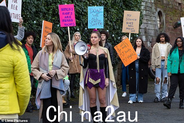 反击!随着游行的日子到来,Maxine 拜访 Tony 以澄清气氛,但他坚持说他不会参加