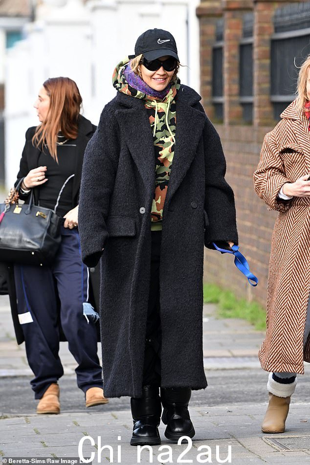 Rita Ora 在到达伦敦的工作室时穿着带衬里的外套和雪地靴 - 在她打破了与丈夫 Taika Waititi 和 Tessa Thompson 的那些'throuple' 谣言之后