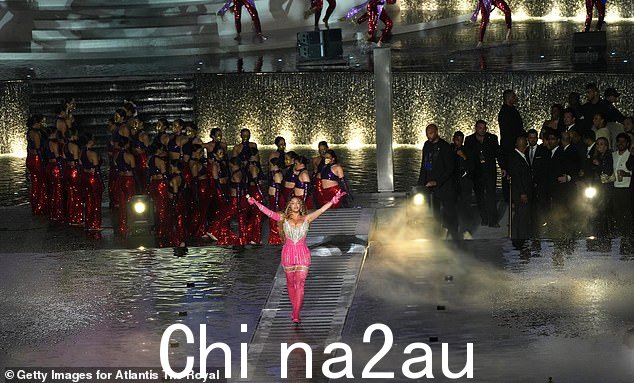 此次发布不遗余力,据报道,碧昂丝获得了 2400 万英镑的报酬来执行她长达一小时的演出,最后以烟花汇演照亮了迪拜的天际线