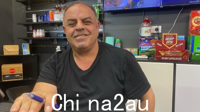 Tony Habib,在Alice Springs的Todd Street经营Mini-Mart,还在等待他被打碎的窗户需要修理,因为他的玻璃工已经预订了三天。图片:Sky News Australia