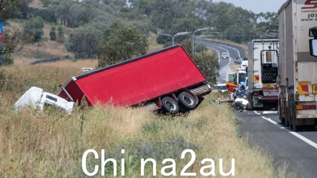 一辆汽车和两辆卡车发生致命车祸的现场Oakey Bypass,Warrego Highway 周二。图片:Nev Madsen