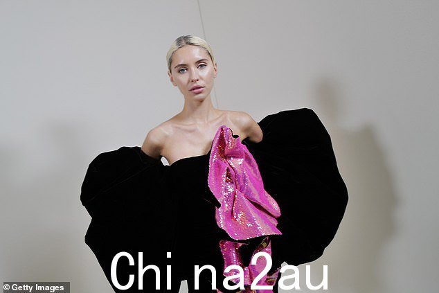 完美无瑕:她化了淡淡的妆容,让她拥有年轻的美丽和容光焕发的肌肤闪耀” class=