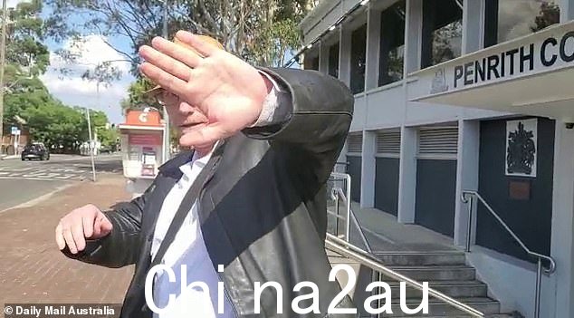 博斯韦尔,54 岁,因骚扰和恐吓包括几名修女在内的妇女而免于入狱,尽管警方警告他不会停止犯罪,除非他被关起来