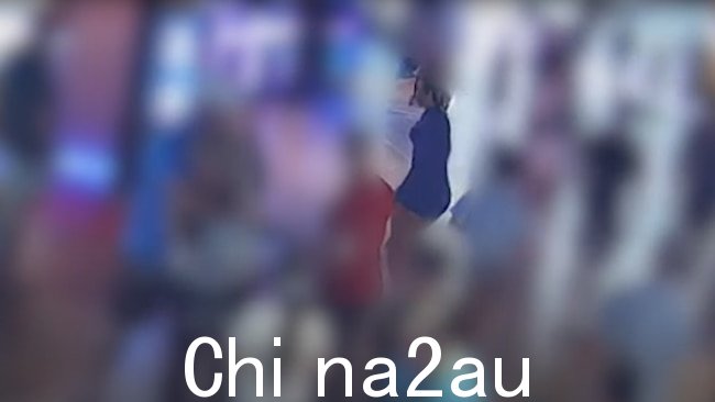 这名身穿蓝色运动服的女子后来回来,据称在离开前对怀孕的悉尼人头部猛击了七下。图片:昆士兰警方