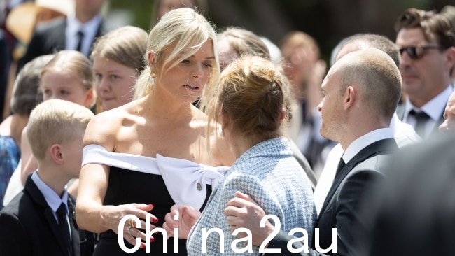 Erin Molan 向她的“英雄”父亲致敬,并回忆起家人在政治家和 ADF 人员参加的葬礼上得知他的癌症诊断的那一刻。图片:NCA NewsWire / Gary Ramage