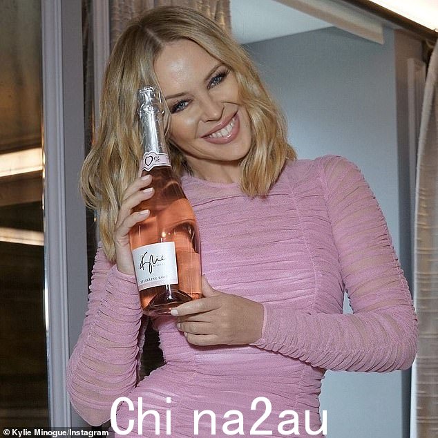 凯莉米洛举杯庆祝新的销售数字,这表明她的无酒精起泡桃红葡萄酒在圣诞节期间是最畅销的