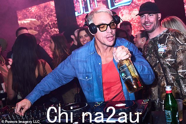 时尚:Diplo,44 岁,在亮红色 T 恤外搭配牛仔衬衫