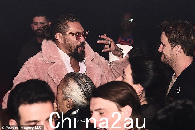 畅所欲言:这位海王明星戴着粉色太阳镜和引人注目的项链,他的深色长发别在脑后
