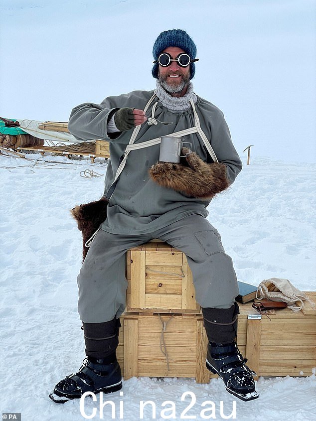 Ben Fogle 将重温 Robert Falcon Scott 船长、Ernest Shackleton 爵士和 Roald Amundsen 的南极之旅,作为新系列的一部分。这位 49 岁的电视探险家将只有三位冒险家在记录他的南极之旅时使用的爱德华七世时代的设备、食品供应和住所的类型:第 5 频道的极地竞赛。上图:Fogle 在他的传统装备中“ class=