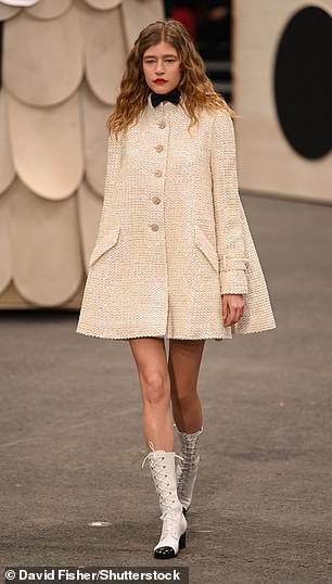服装:模特穿着蕾丝up white boots
