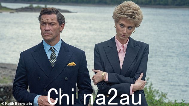 该剧已经因描绘戴安娜惨死的计划而引起争议(第五季中多米尼克韦斯特饰演查尔斯王子,伊丽莎白德比茨基饰演戴安娜王妃)
