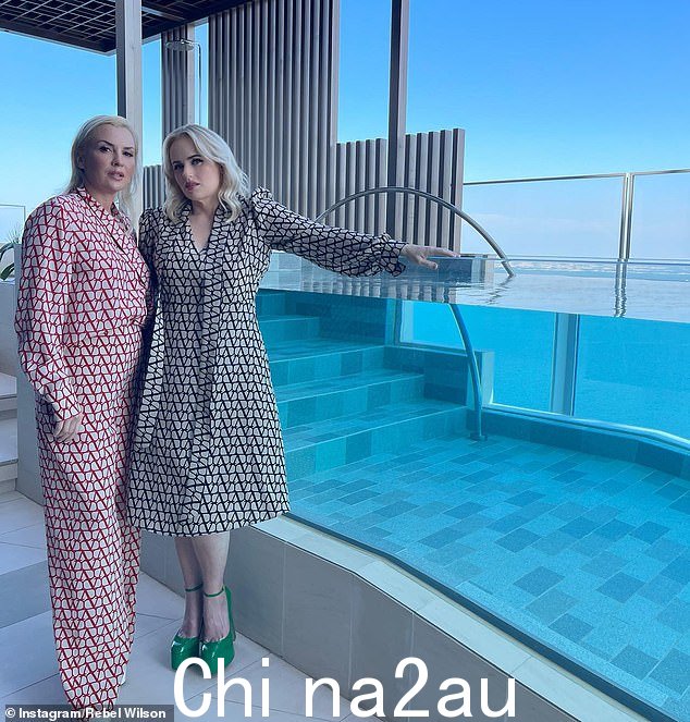 Wilson,42 岁,周二在 Instagram 上上传了一组快照,展示了她和 Agruma 并排摆姿势的配对豪华泳池旁阳台上的着装
