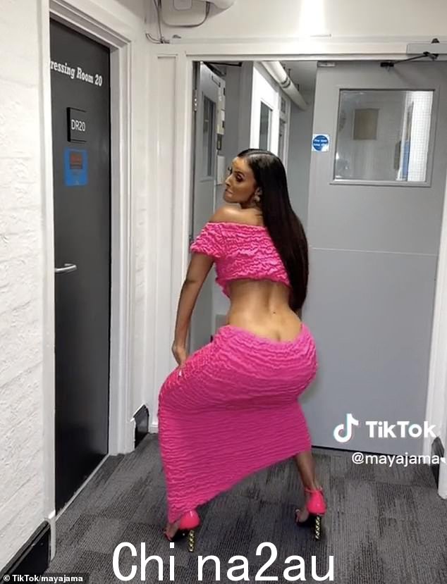 哇!周日晚上,Maya Jama 在 Love Island 的 Aftersun 后台进行了一场火热的展示