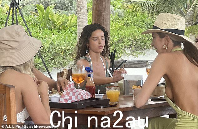漂亮!在她的整个旅程中,Maura 在 Instagram 上与她的追随者分享了一系列性感的比基尼泳装图像,让人心潮澎湃
