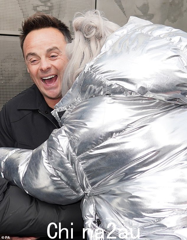咯咯笑:与此同时,主持人 Ant McPartlin 一到就被人群包围,他似乎最开心的是