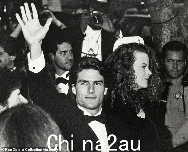 汤姆克鲁斯在 1990 年奥斯卡颁奖典礼上站在妮可基德曼身边挥手致意。他因在七月四日出生的罗恩科维奇而获得最佳男主角提名。该奖项授予丹尼尔戴刘易斯作为1990 年奥斯卡颁奖典礼上,汤姆·克鲁斯站在妮可·基德曼身边挥手致意。他因在七月四日出生的罗恩科维奇一角获得最佳男主角提名。该奖项授予丹尼尔·戴-刘易斯,他在《我的左脚》中饰演克里斯蒂·布朗</p> src=