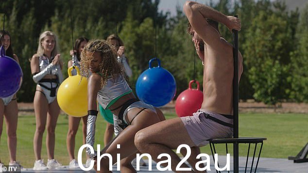 太棒了!穿着暴露的太空服绕着杆子旋转,女孩们在这项令人大跌眼镜的任务中无疑让男孩们心潮澎湃