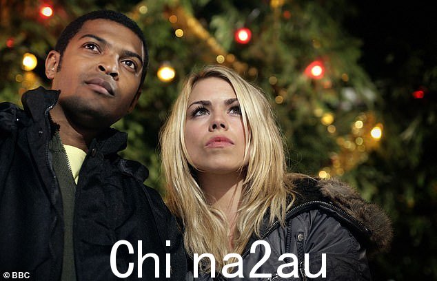Clarke 在神秘博士中与 Billie Piper 合照2005