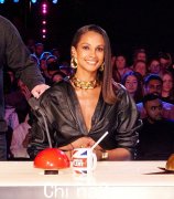 Alesha Dixon 重返英国达人秀时身穿镂空皮革套装，闪耀她的躯干