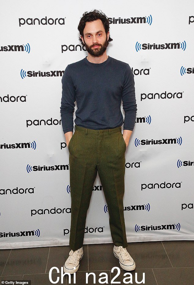 开放:Penn Badgley 透露他早产两个月,导致他的心肺每天在一次情绪化的新采访中‘反复停止’(如图 2020 年)
