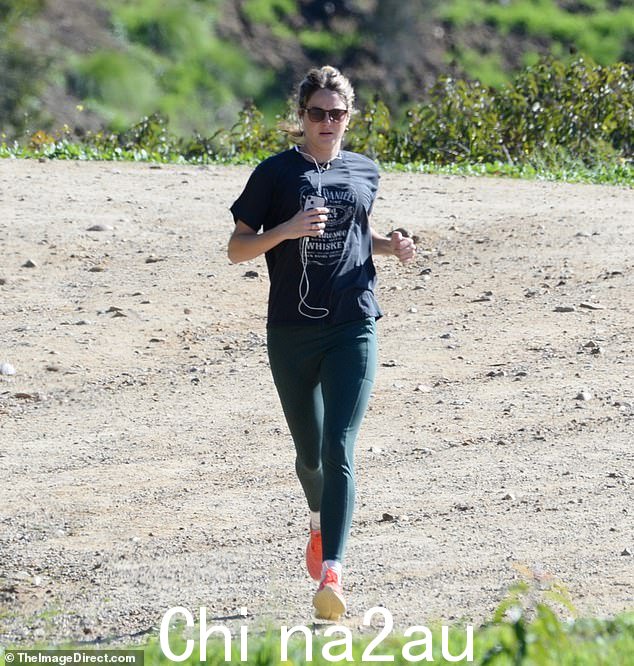在户外锻炼!艾美奖提名人 Shailene Woodley 周二在洛杉矶的 Runyon 峡谷公园进行了一次令人振奋的慢跑