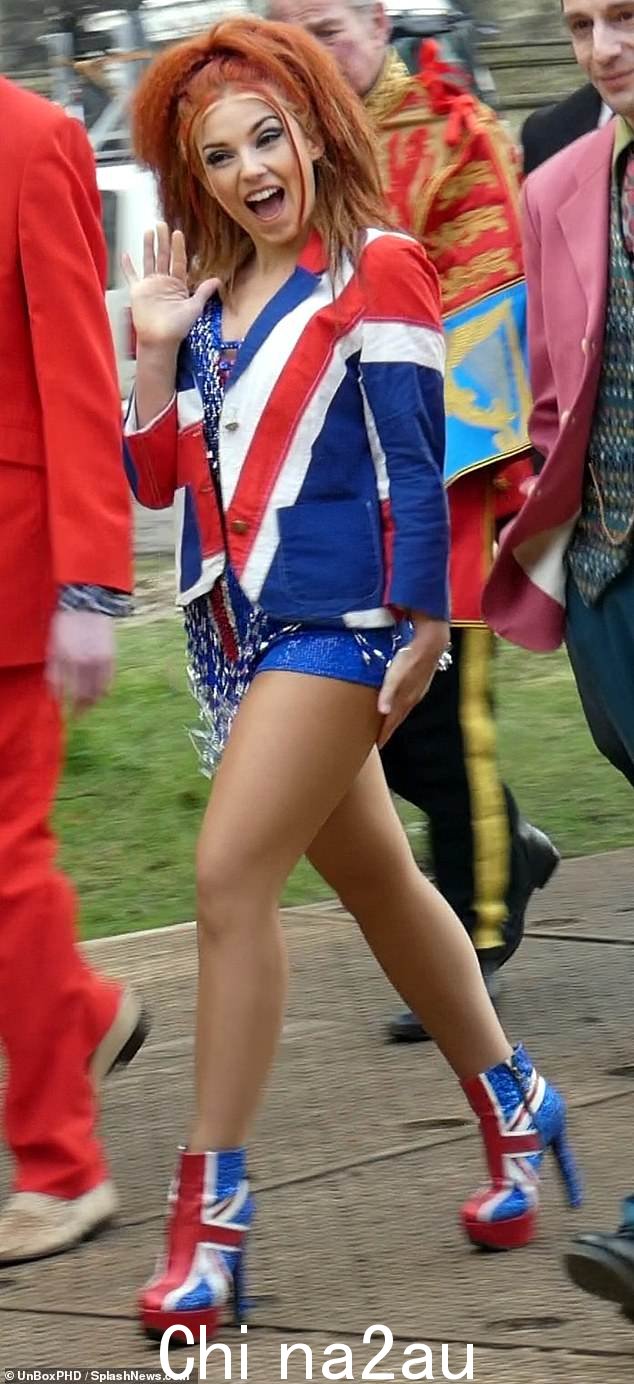 一个长得像 Geri Halliwell 的人到了今天下午穿着英国国旗连衣裙和靴子,让人联想到 Ginger Spice 的标志性造型