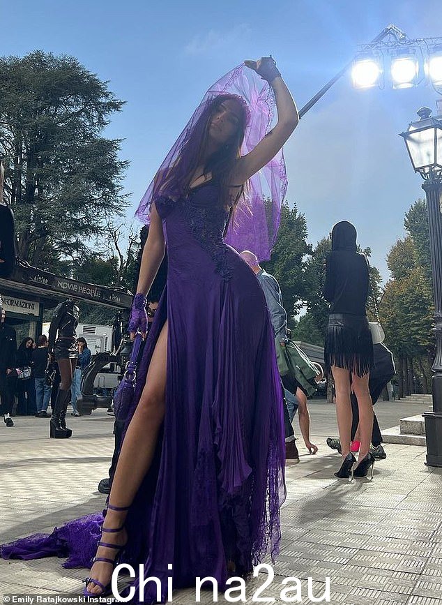 紫色力量:这位美女塑造了一条飘逸的紫色连衣裙,脸上蒙着面纱,长长的花边拖尾
