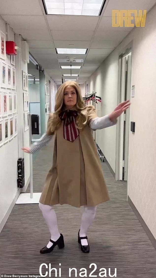 喜欢它 Drew Barrymore 周二变成了杀手娃娃 M3GAN,因为她为她的脱口秀重现了电影中病毒式传播的舞蹈场景