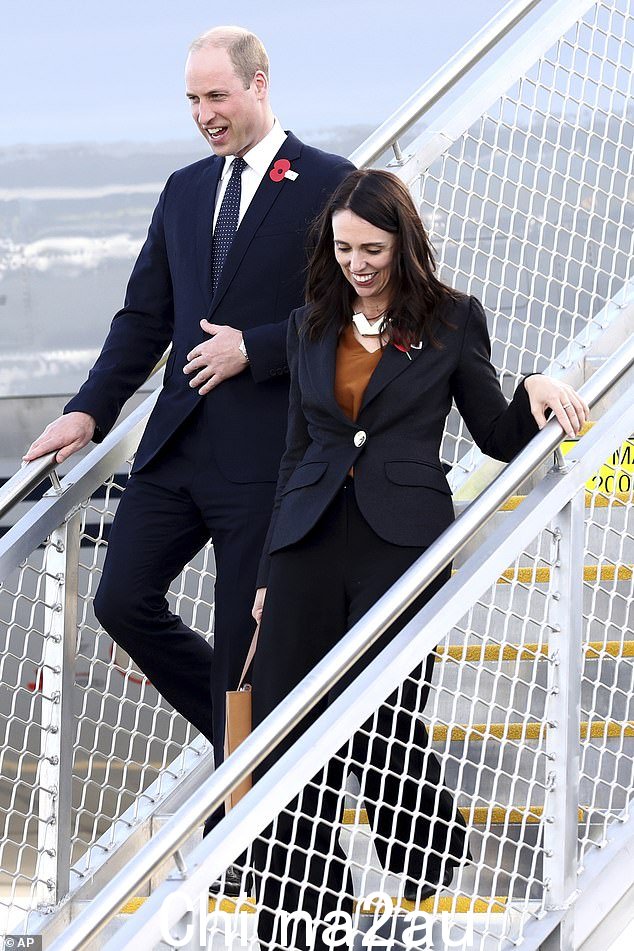 威廉王子和 Jacinda Ardern 于 2019 年单独访问新西兰期间,在那里他参加了 ANZAC 仪式并参观了两座清真寺那年 3 月,一名枪手杀死了 50 人