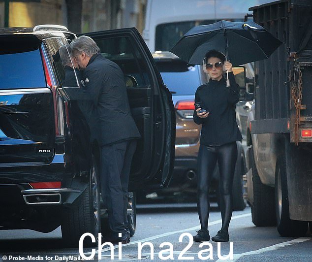 在州检察官决定对他提出过失杀人指控后,Alec Baldwin 和他的妻子再次出现在曼哈顿