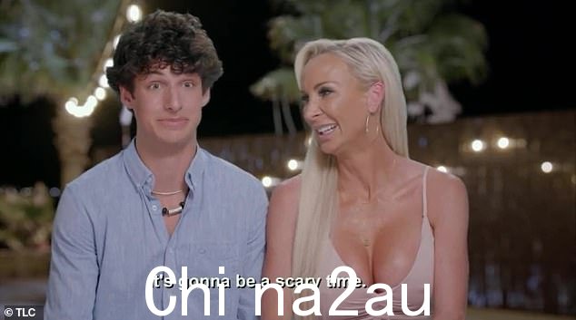 Joey 说:'我妈妈确实从这里得到了很多关注,主要是因为她从不穿胸罩,而且女孩们总是突然出现。你知道,头灯总是亮着的,所以'