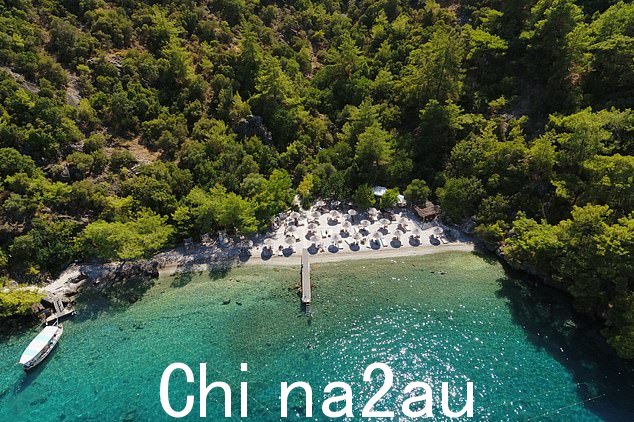 British Airways Holidays 策划全欧洲最好的阳光假期,包括前往阳光普照的土耳其及其山坡海滩俱乐部(如图)