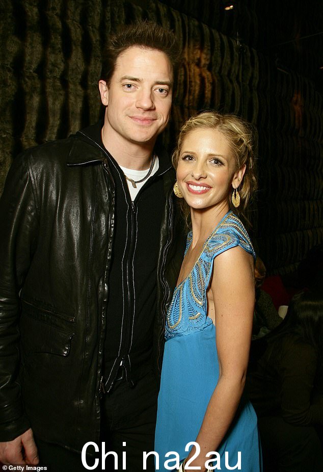 Bond: Brendan Fraser 的朋友 Sarah Michelle Gellar 在获得最佳男主角提名时非常激动,他们在 2008 年合照
