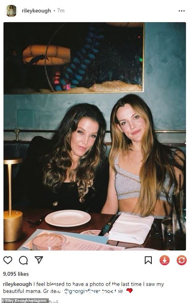 告别:33 岁的 Riley Keough 在 Instagram 上分享了一张照片,记录了她周二最后一次见到已故母亲 Lisa Marie Presley 的情景。她的母亲在心脏骤停后于 1 月 12 日去世,享年 54 岁