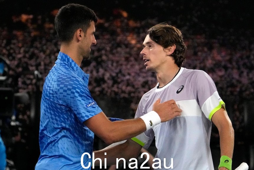 网球选手诺瓦克·德约科维奇和亚历克斯·德米纳尔在澳大利亚网球公开赛上互相祝贺。