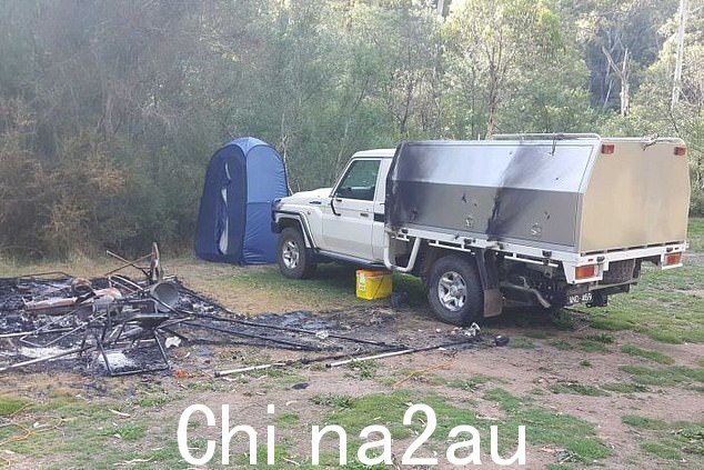 警方称 Carol Clay 站在这辆车的后方时被枪杀,这辆车在事故发生后被火烧毁leged crime