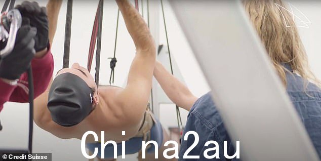 罗杰·费德勒被禁赛作为突出瑞士明星身材的新艺术装置的一部分,他只穿着内衣从天花板上吊起来