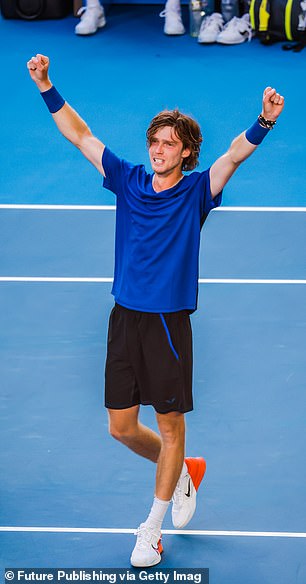 俄罗斯人 Andrey Rublev 在一场马拉松式的五盘比赛中击败了 Holger Rune 进入八强