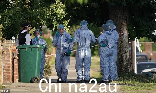 在一名 37 岁妇女和 5 岁儿童被发现被刺死后，法医人员在伦敦北部巴尼特布鲁克赛德南的现场