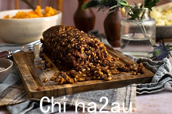对于美味的植物性替代品,请尝试 Beyond Meat 的 Beyond Haggis 食谱,它是用珍珠大麦和 Beyond Mince 制作的