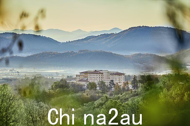 The Ranch,起源于马里布的著名度假胜地,刚刚在意大利的 Palazzo Fiuggi 开设了第一个欧洲前哨站(上图)。Miranda Taylor 尝试了新的训练营