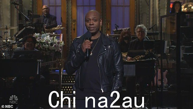 当 Chappelle 在 11 月出现在 SNL 上时,他拒绝讨论有争议的笑话,而是将独白的第一部分花在了 Kanye West 最近的反犹太言论上