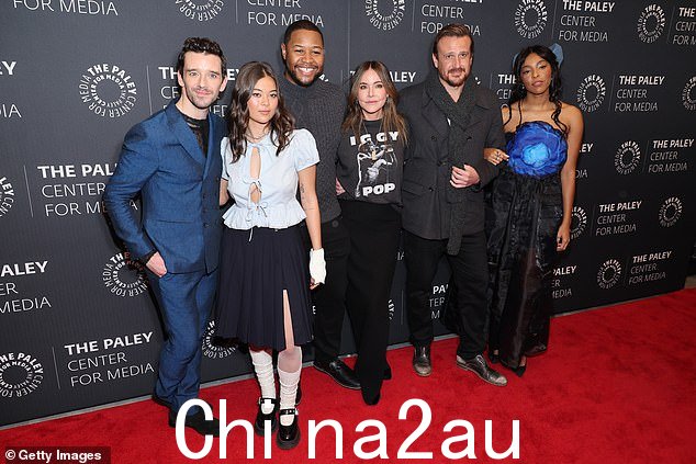 所有人在一起:看到演员们在活动中合影