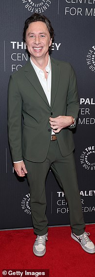 优雅:Zach Braff 穿上了一套优雅的西装出席活动
