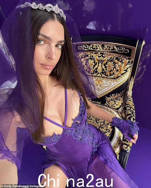工作妈妈:Emily Ratajkowski 带着她的儿子 Sylvester 去上班,周二她在社交媒体上展示了她在 Versace 拍摄的照片