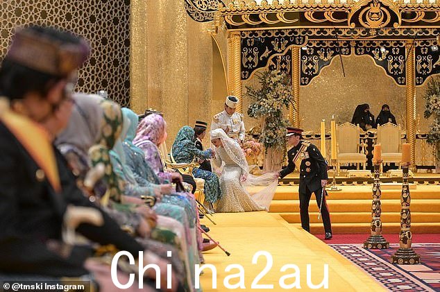新娘本月早些时候在文莱举行的正式婚礼上向她的继母鞠躬